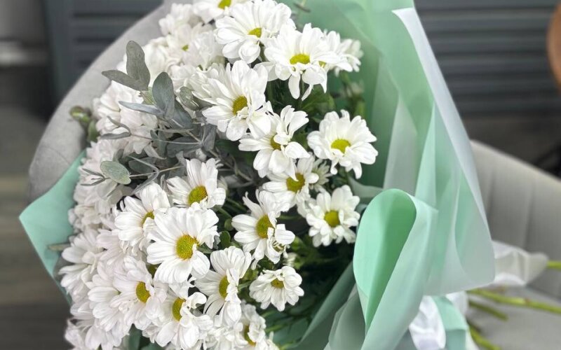 Букет из ромашковой хризантемы и зелени эвкалипта