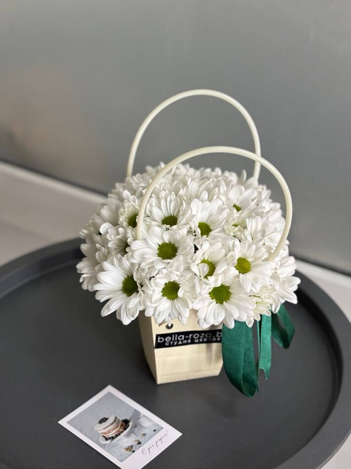 Сумочка из ромашковой хризантемы