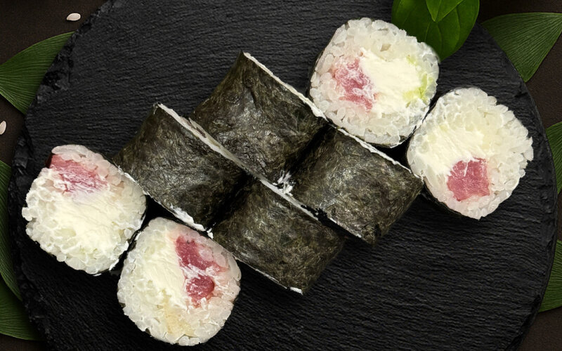 Ролл с тунцом