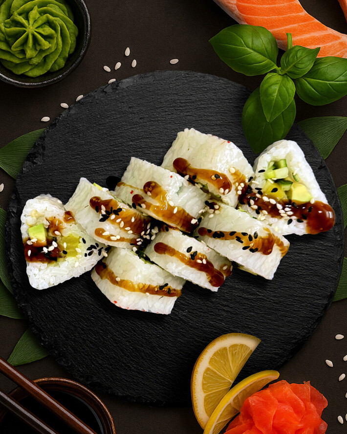 Ролл в рисовой бумаге с овощами