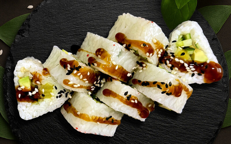 Ролл в рисовой бумаге с овощами