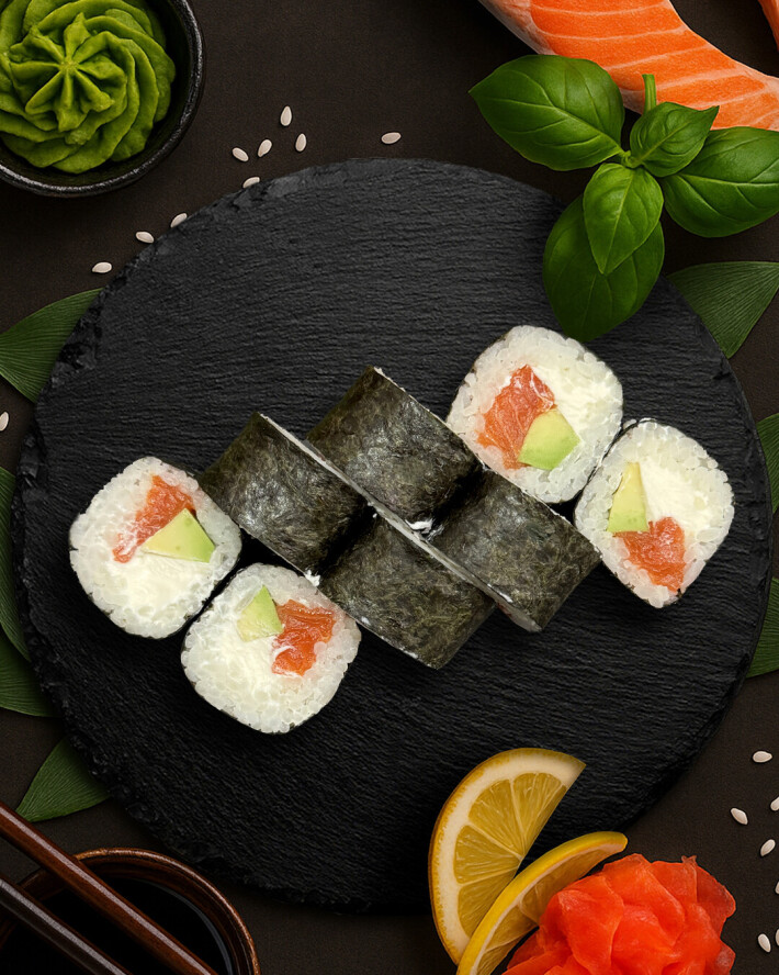 Ролл с лососем и авокадо