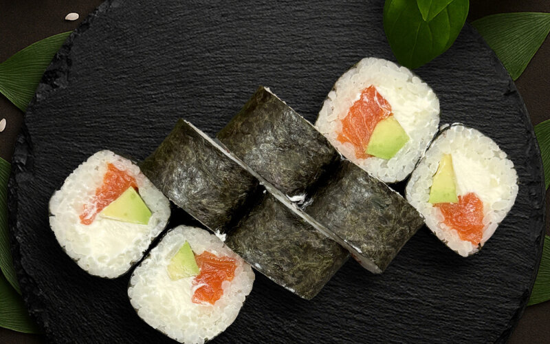 Ролл с лососем и авокадо