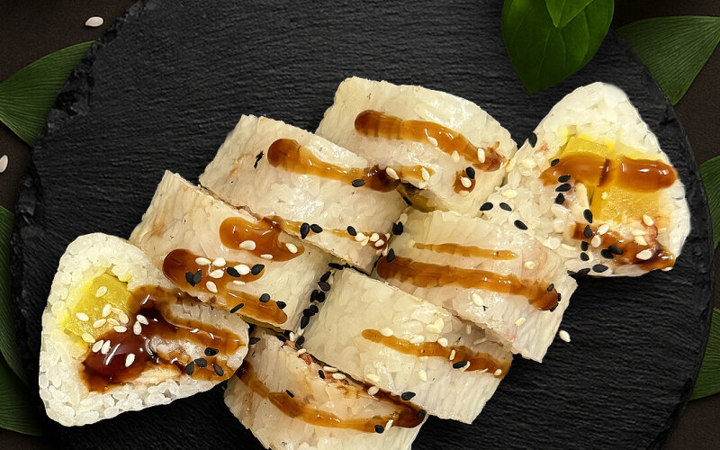 Ролл в рисовой бумаге с угрём