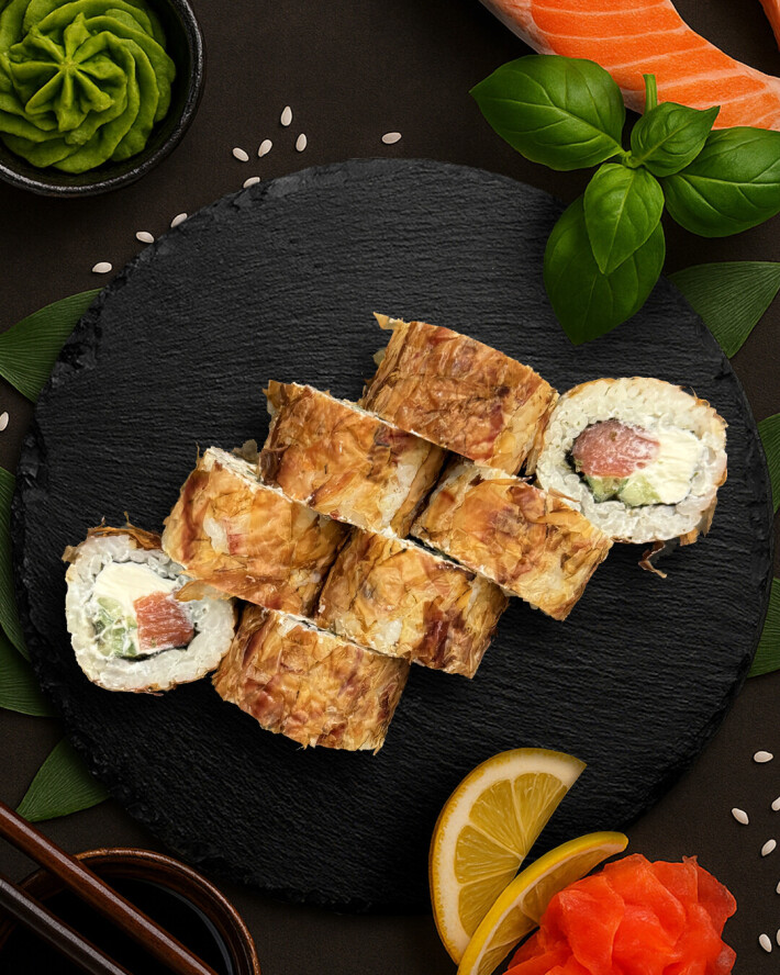 Ролл «Бонито с копчёным лососем»