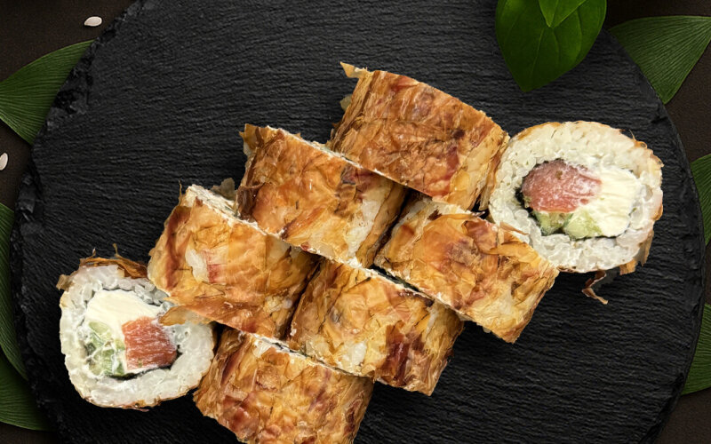 Ролл «Бонито с копчёным лососем»