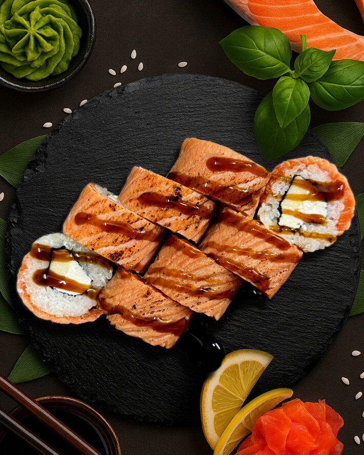 Ролл с опалённым лососем