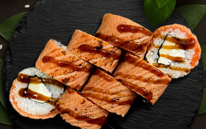 Ролл с опалённым лососем