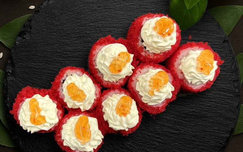 Ролл с лососем и манго