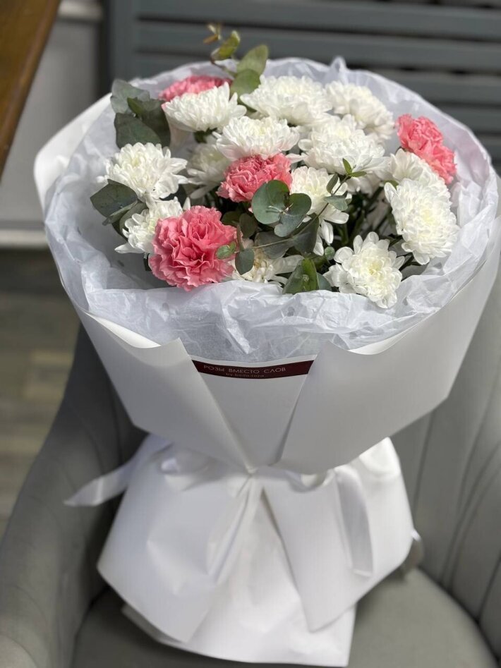 Букет из хризантем и диантусов