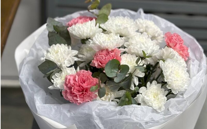 Букет из хризантем и диантусов