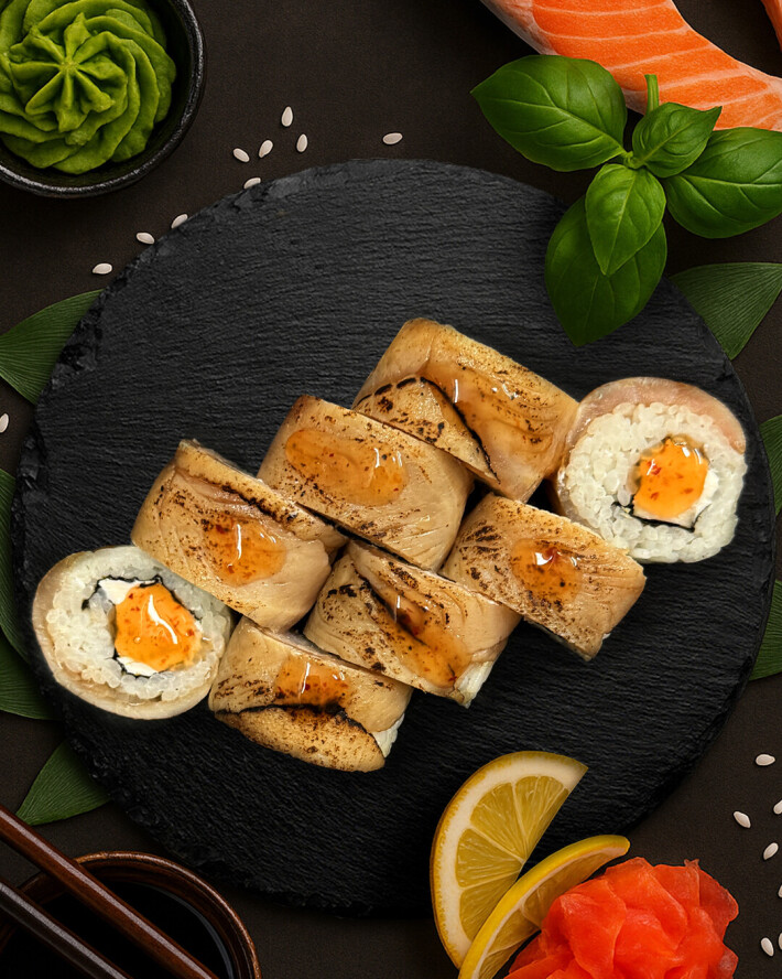 Ролл с опалённым окунем