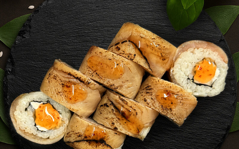 Ролл с опалённым окунем