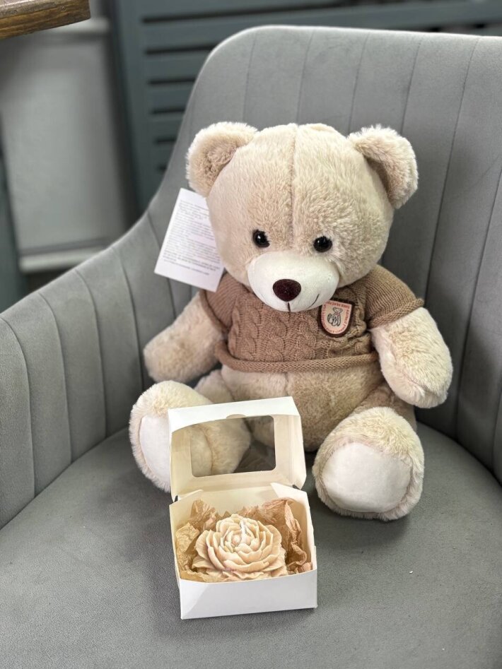 Плюшевый медведь и свеча ручной работы