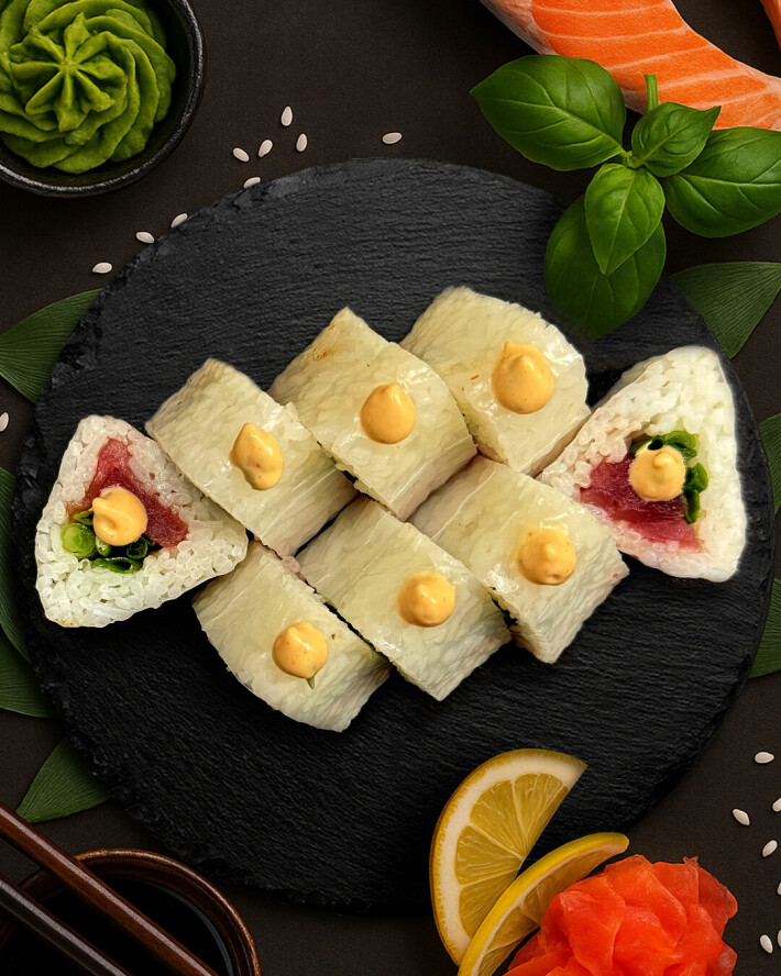 Ролл в рисовой бумаге с тунцом