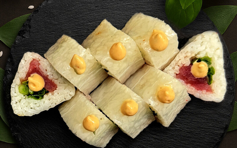 Ролл в рисовой бумаге с тунцом