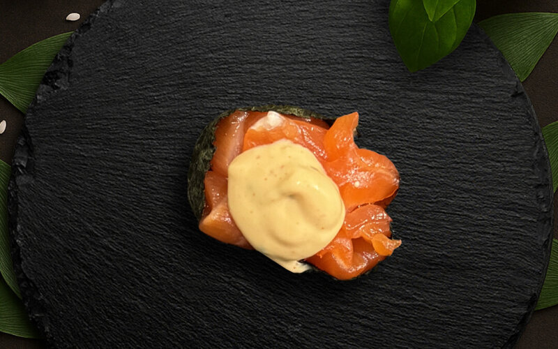 Гункан с лососем