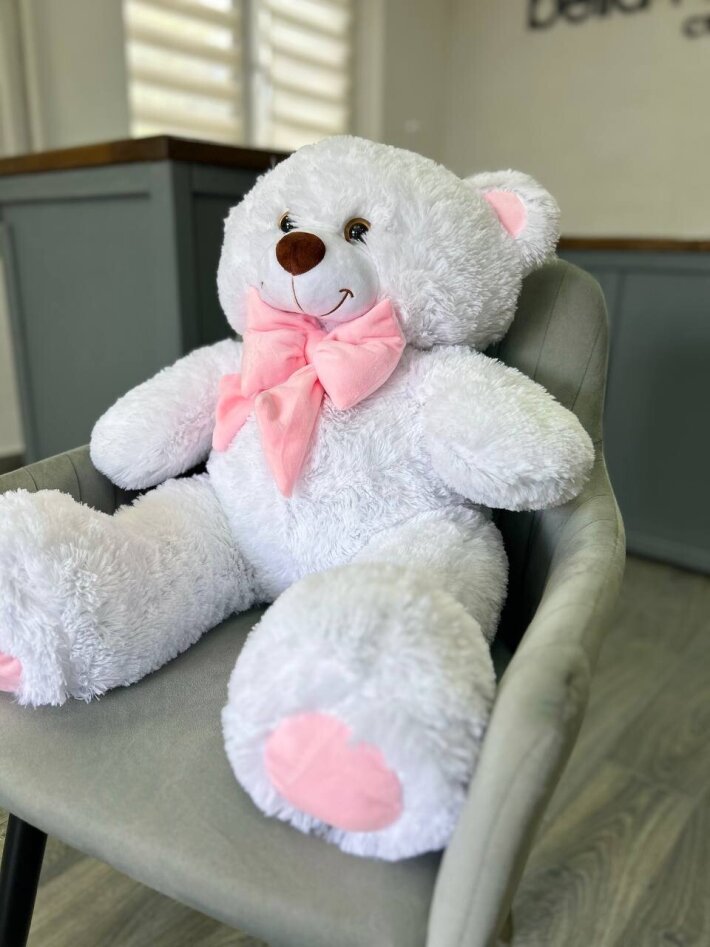 Белый плюшевый медведь