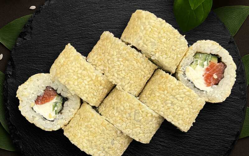 Ролл «Филадельфия в кунжуте»