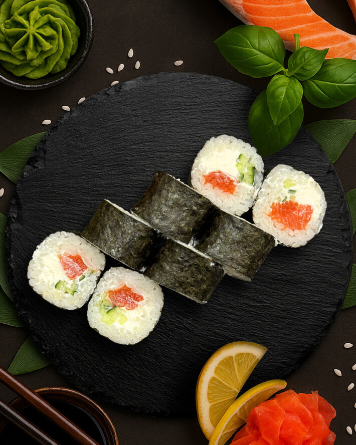 Ролл с лососем и огурцом