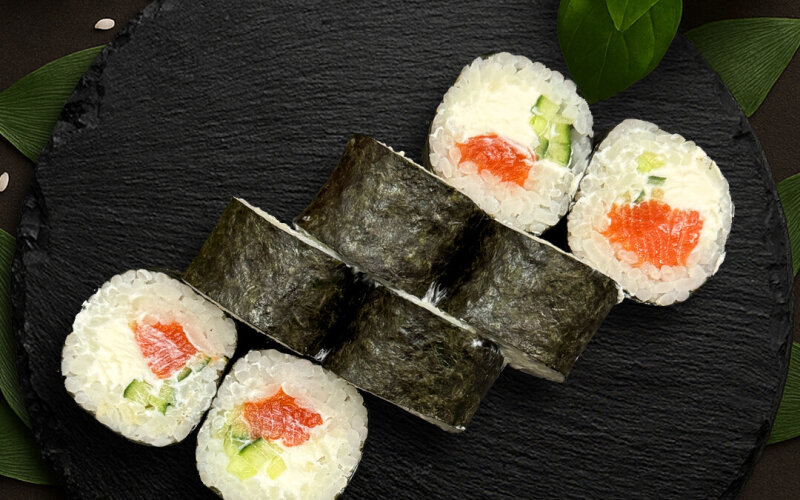 Ролл с лососем и огурцом