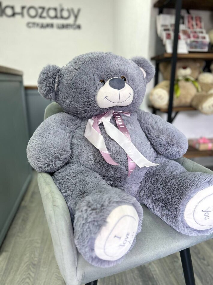 Серый плюшевый медведь