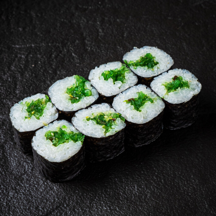 Хосомаки с салатом чука