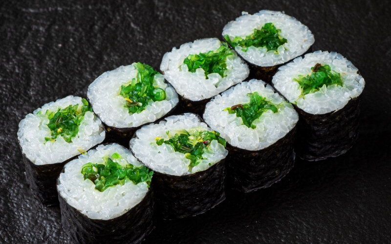 Хосомаки с салатом чука