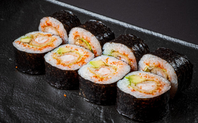 Ролл с жареной креветкой и тобико