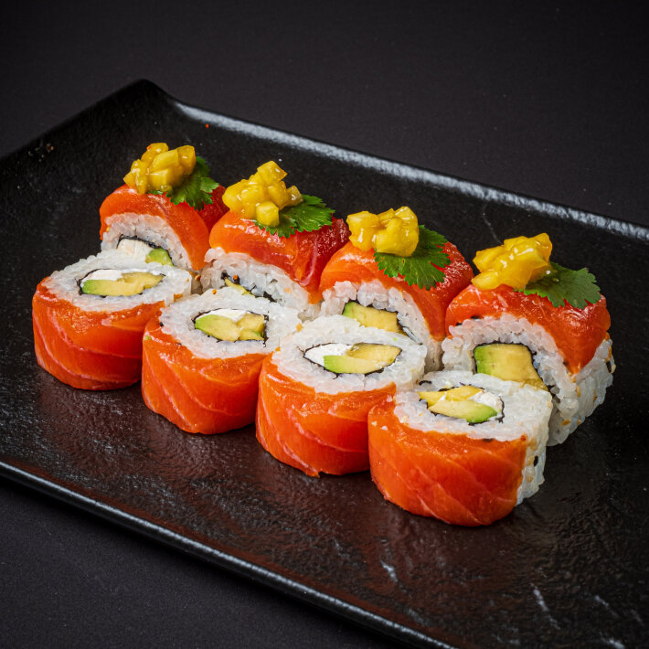 Ролл с лососем и манго чатни