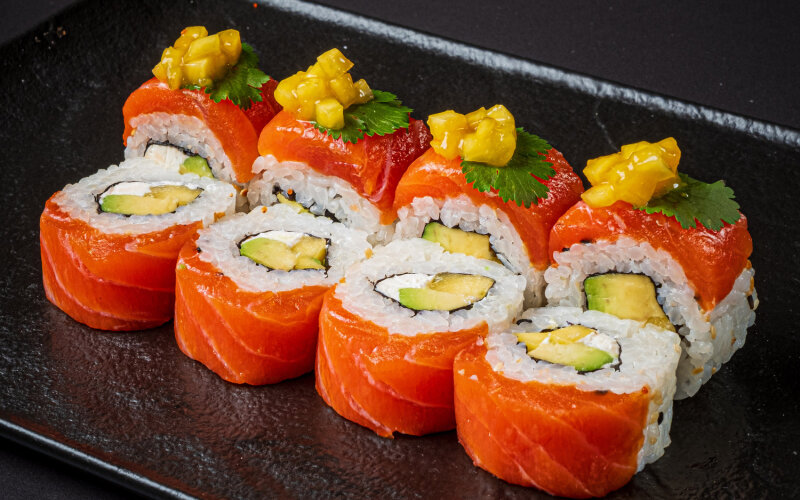 Ролл с лососем и манго чатни