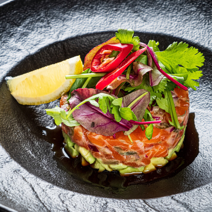 Тартар со свежим лососем