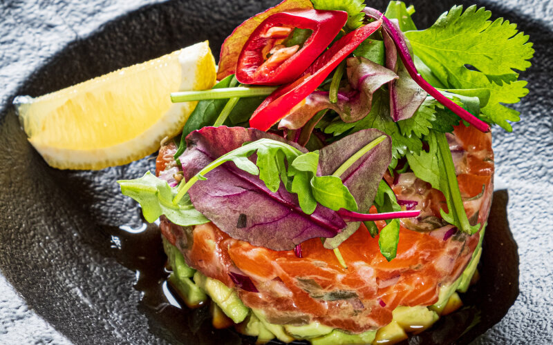 Тартар со свежим лососем