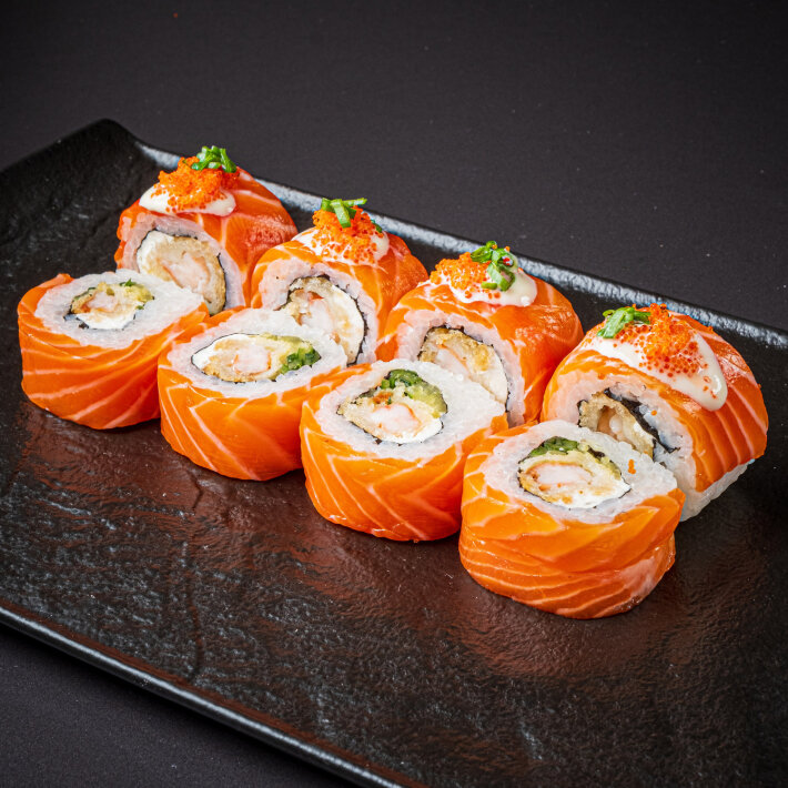 Ролл с креветкой темпура и лососем