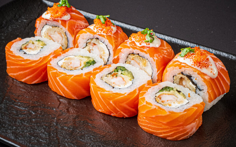 Ролл с креветкой темпура и лососем