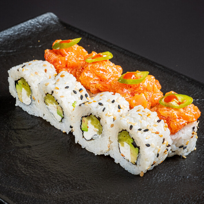 Ролл с лососем тартар