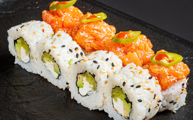 Ролл с лососем тартар