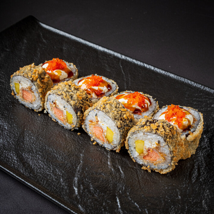 Жаренный ролл с лососем темпура