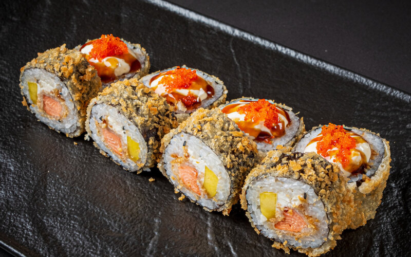 Жаренный ролл с лососем темпура