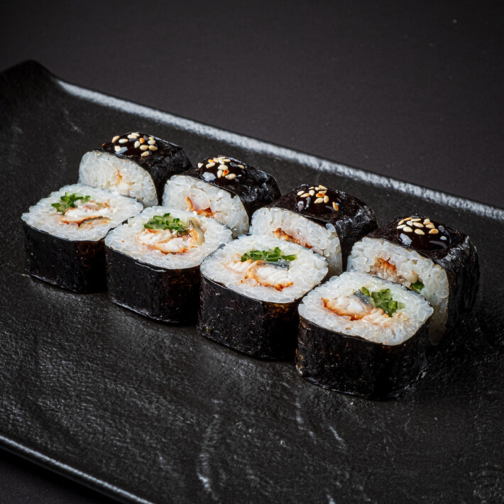 Ролл с угрём и огурцом