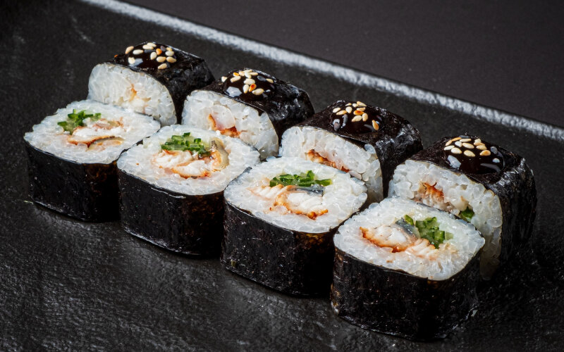 Ролл с угрём и огурцом