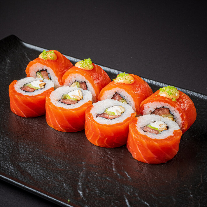 Ролл с копчёным лососем и кешью