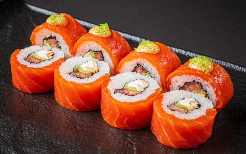 Ролл с копчёным лососем и кешью