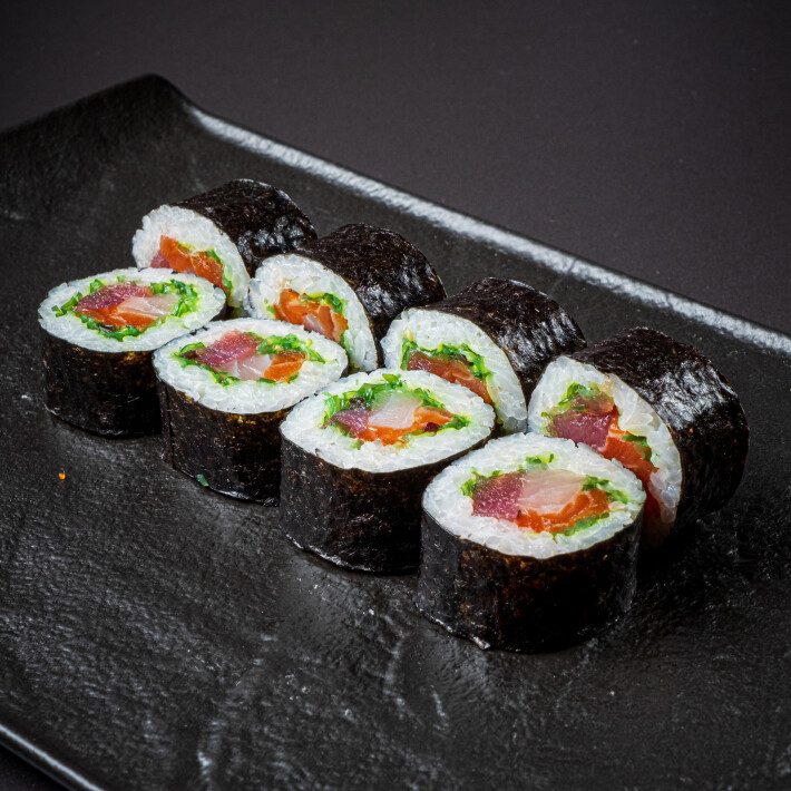 Ролл лососем тунцом и чукой