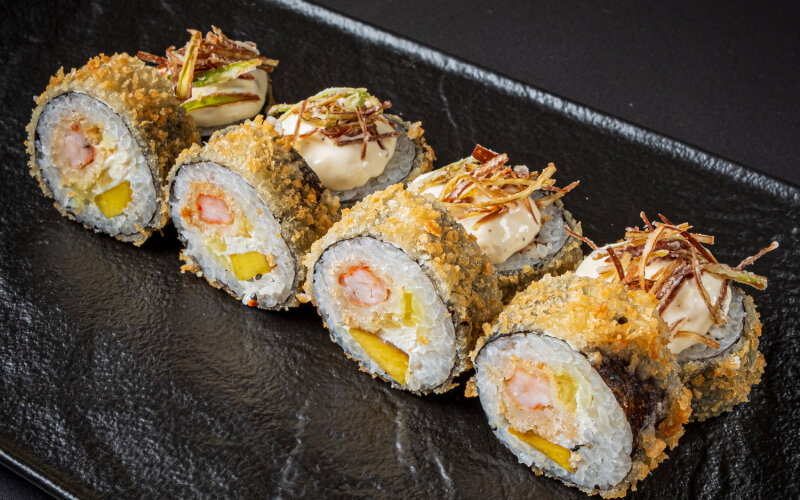 Жаренный ролл с креветкой темпура