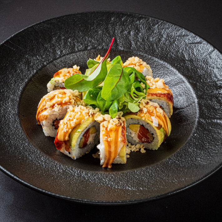 Ролл с угрём, лососем и манго