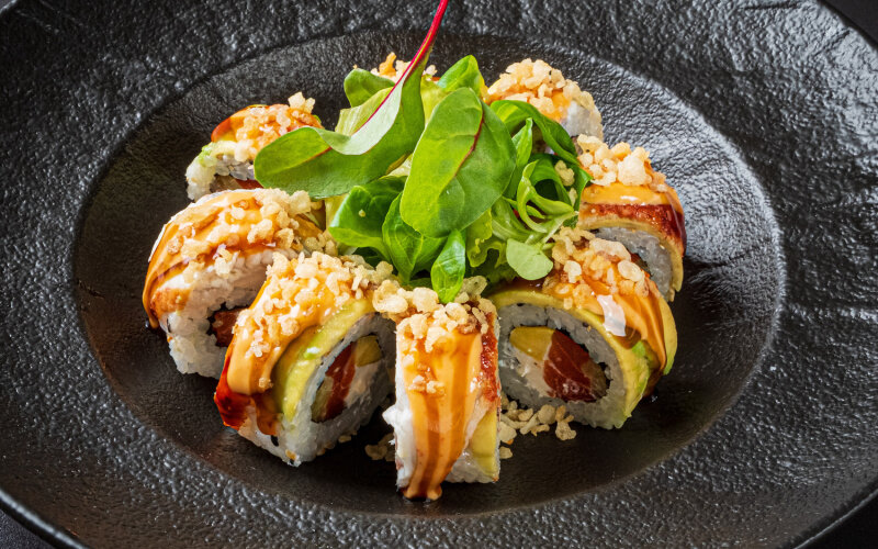 Ролл с угрём, лососем и манго