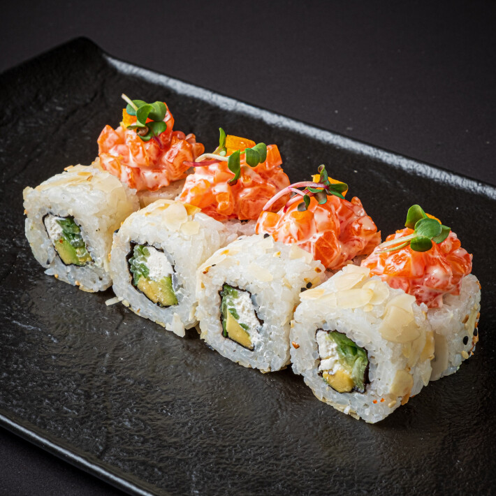 Ролл с кумкватом и лососем