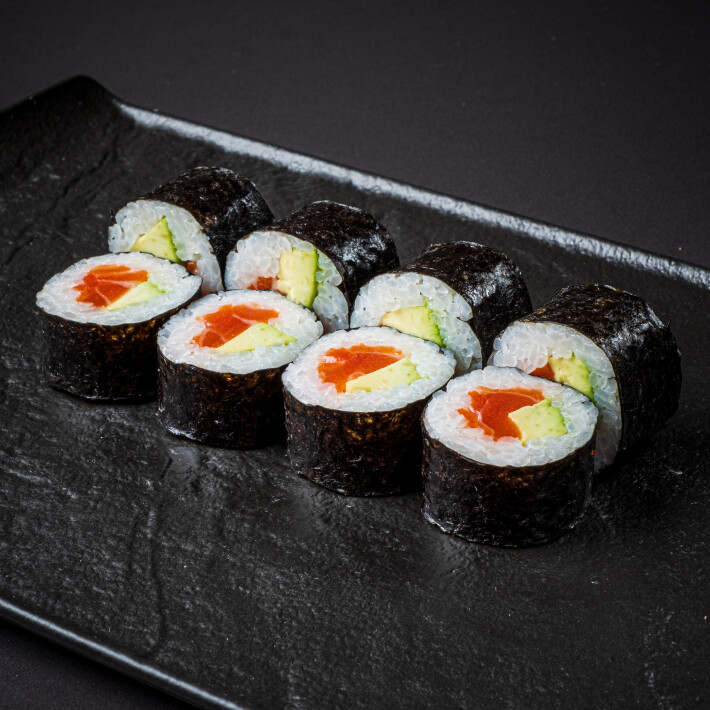 Ролл с лососем и авокадо