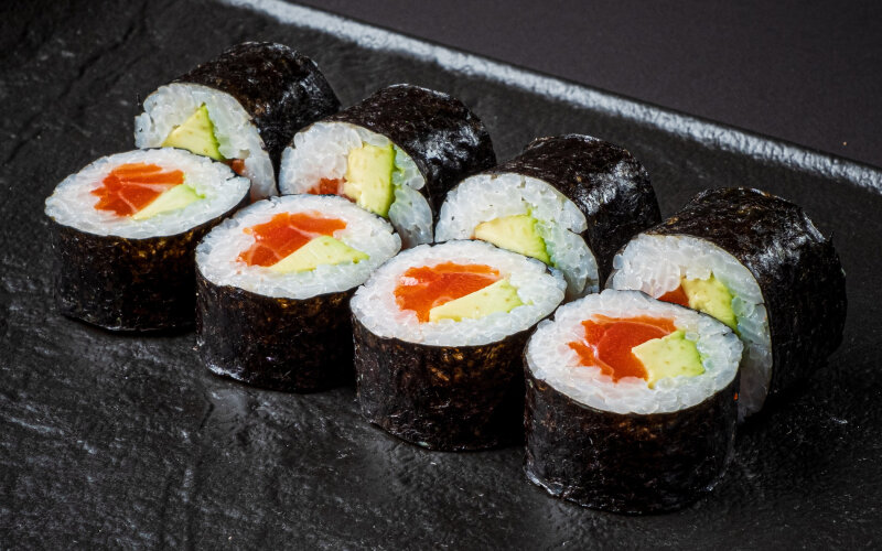 Ролл с лососем и авокадо